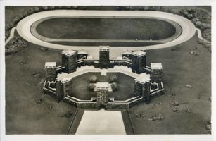 Hohenstein Kr. Osterode, Stadt, Kreis Osterode Hohenstein i. Ostpr., Tannenberg-Nationaldenkmal mit Sportplatz und Freilichtbühne aus der Vogelschau (Luftbild) Hohenstein, Tannenberg-Nationaldenkmal