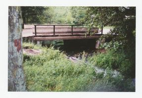Metgethen, Ort und Bahnstation, Stadtkreis Königsberg Metgethen, Kaporner Heide-Weg, Brücke über die Moditte, Blickrichtung Westen Метгетен, Капорнер-Хайде-Вег, мост через Модитте, направление взгляда на запад