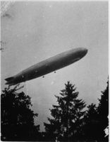 Tilsit, Stadt, Stadtkreis Tilsit Tilsit, LZ 129  Hindenburg  über der Stadt II Тильзит, цеппелин LZ 129 «Гинденбург» над городом, II