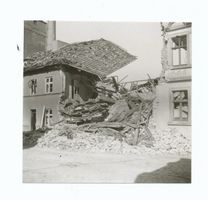 Tilsit, Stadt, Stadtkreis Tilsit Grabenstraße 5 Tilsit, Grabenstraße, zerstörtes Haus, links anschließend die Hefefabrik mit Teil des Schornsteines Тильзит, Грабенштрассе, разрушенный дом, слева примыкает дрожжевая фабрика с частью трубы