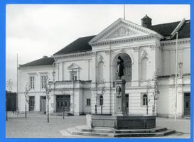 Memel, Stadt, Stadtkreis Memel Memel, Städtisches Schauspielhaus mit Ännchen-Brunnen Memel, Stadttheater und Simon-Dach-Brunnen
