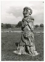 Schippenbeil, Kreis Bartenstein Schippenbeil, Grünanlage mit geschnitzten Figuren III 