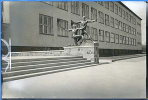 Königsberg (Pr.), Stadtkreis Königsberg Königsberg (Pr.), Figurengruppe vor der Handeshochschule 