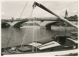 Nikolaiken Kr. Sensburg, Kreis Sensburg Nikolaiken Kr. Sensburg, Segelboot mit umgel. Mast vor der Stadtbrücke II Masurische Seen