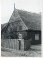 Schützengrund, Kreis Ortelsburg Schützengrund, Haus mit gefächertem Giebel und Giebelpfahl 