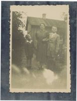 Metgethen, Gut und Ziegelei, Stadtkreis Königsberg Trankwitzer Weg 15 Metgethen, Gut und Ziegelei, Trankwitzer Weg, Haus Frank, Mutter Frank mit Horst Frank und Bruder Metgethen, Häuser früher und heute