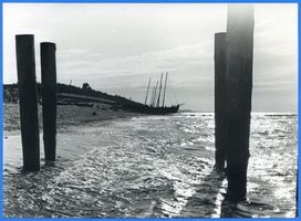 Cranz Kr. Samland, Ort, Kreis Samland Cranz Kr. Samland, Pfähle im Wasser 