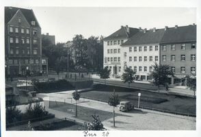 Insterburg, Stadt, Stadtkreis Insterburg Insterburg, Ulmenplatz (Blumenplatz) und Kreissparkasse II Инстербург, Вязовая площадь (Цветочная площадь) и уездная сберкасса, II
