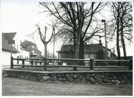 Fließdorf, Kreis Lyck Jucha, Teilansicht mit Denkmal 