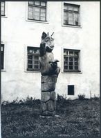 Angerburg Kr. Angerburg, Stadt, Kreis Angerburg Angerburg, Schloß, Holzfigur neben dem Eingang Angerburg, Schloß