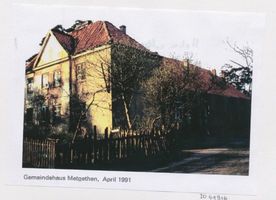 Metgethen, Ort und Bahnstation, Stadtkreis Königsberg Hohenzollernweg 7 Metgethen,  Hohenzollernweg  7,  Ev. Gemeindehaus Metgethen, Häuser früher und heute