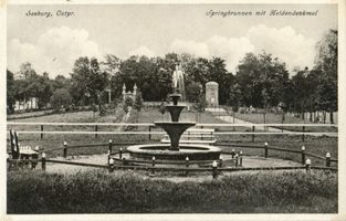 Seeburg, Kreis Rößel Seeburg, Springbrunnen mit Heldendenkmal 
