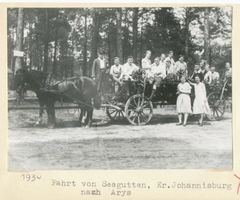 Ortelsburg, Stadt, Kreis Ortelsburg Ortelsburg, Ortelsburger Volkstanzkreis bei einer Fahrt von Seegutten nach Arys Ортельсбург, Ортельсбургский кружок народного танца во время поездки из Зеегуттена в Арыс