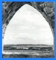 Treuburg, Kreis Treuburg Treuburg, Blick durch einen Torbogen des Kreiskriegerdenmals Treuburg, Kreiskriegerdenkmal