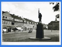 Hohenstein Kr. Osterode, Stadt, Kreis Osterode Hohenstein i. Ostpr., Großer Marktplatz mit Kriegerdenkmal IV 
