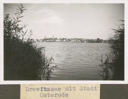 Osterode (Ostpr.), Kreis Osterode Osterode (Ostpr.), Blick auf die Stadt über den Drewenzsee XXIV Остероде (Вост. Пруссия), вид на город через Дрвенцзее, XXIV