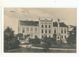 Zinten, Kreis Heiligenbeil Zinten, Hans-Schemm-Schule mit Kriegerdenkmal, II 