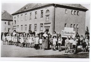 Tannenwalde Stadtkr. Königsberg, Stadtkreis Königsberg Tannenwalde Stadtkr. Königsberg, Fritz-Tschierse-Str., NS Kinderschar 
