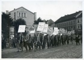 Memel, Stadt, Stadtkreis Memel Memel, Landtagswahl, Menschengruppe mit Wahlschildern Мемель, выборы в ландтаг, группа людей с предвыборными щитами
