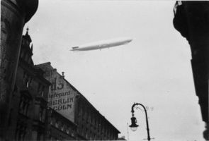 Tilsit, Stadt, Stadtkreis Tilsit Tilsit, Luftschiff LZ 129  Hindenburg  über der Stadt IV 