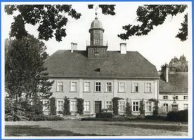 Groß Trakehnen, Kreis Ebenrode Groß Trakehnen, Schloss (Landstallmeisterhaus) mit dem Standbild des  Tempelhüter  III 