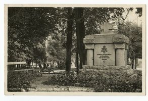 Gumbinnen, Stadt, Kreis Gumbinnen Hindenburgstraße (fr. Lindenstraße) Gumbinnen, Heldendenkmal Füs. Regt. 33 und Springbrunnen Gumbinnen, Springbrunnen