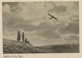 Rossitten Kr. Samland, Kreis Samland Rossitten Kr. Samland, Segelflug über den Dünen Росситен, уезд Самбия, полёт планёра над дюнами