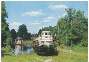  Oberlandkanal, Ein Schiff wird über den Berg gezogen XII Oberlandkanal