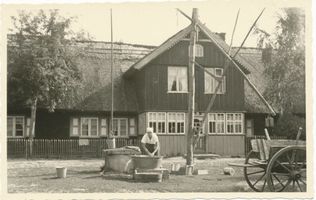 Preil, Kreis Memel Preil,  Dorfbrunnen vor einem Haus Kurische Nehrung, Wohnhaus
