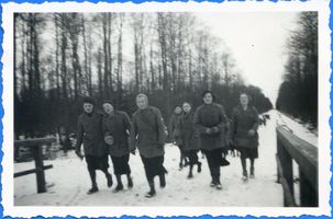Lablacken Kr. Labiau, Kreis Labiau Lablacken Kr. Labiau, Maedels im Wald bei Lablacken II Лаблаккен, район Лабиау, девушки в лесу близ Лаблаккена, II