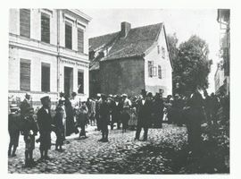 Tilsit, Stadt, Stadtkreis Tilsit Tilsit, Wasserstr. Ecke Goldschmiedestr., Volksbank (Vorschuß-Verein), Ansturm der Sparer am 13. August 1901 III 