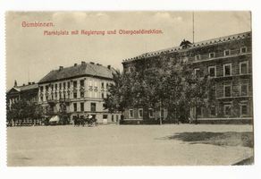 Gumbinnen, Stadt, Kreis Gumbinnen Bismarckstraße (fr. Tilsiter Straße) Gumbinnen, Marktplatz mit Regierung und Oberpostdirektion Gumbinnen, Regierung