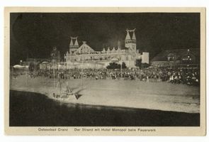 Cranz Kr. Samland, Ort, Kreis Samland Cranz Kr. Samland, Der Strand mit Hotel Monopol beim Feuerwerk Cranz, Hotel Monopol