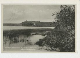 Angerburg Kr. Angerburg, Stadt, Kreis Angerburg Angerburg, Am Schwenzaitsee in Jägerhöhe bei Angerburg, im Hintergrund der Ehrenfriedhof Angerburg, Heldenfriedhof der Stadt Angerburg am Schwenzaitsee