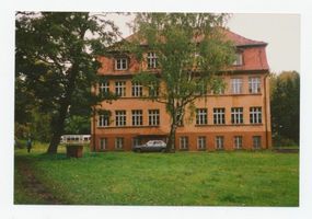 Metgethen, Ort und Bahnstation, Stadtkreis Königsberg Franz-Seldte-Weg 12 Metgethen, Franz-Seldte-Weg 12, Volksschule, Pausenhofseite Metgethen, Häuser früher und heute