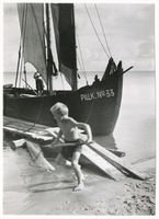 Pillkoppen, Kreis Samland Pillkoppen, Fischerboot am Strand, Junge beim Spiel 