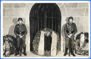 Hohenstein Kr. Osterode, Stadt, Kreis Osterode Hohenstein i. Ostpr., Reichsehrenmal Tannenberg, Wache vor der Gruft VIII Hohenstein, Tannenberg-Nationaldenkmal