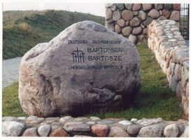 Bartendorf, Kreis Lyck Bartossen, Soldatenfriedhof, Gedenkstein am Haupteingang 