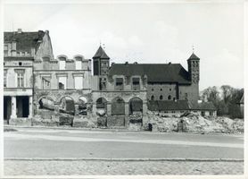 Heilsberg Kr. Heilsberg, Stadt, Kreis Heilsberg Heilsberg Kr. Heilsberg, Zerstörter Markt, im Hintergrund Schloß Ostpreußen, Zweiter Weltkrieg und das Ende