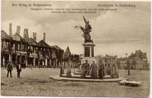 Neidenburg, Stadt, Kreis Neidenburg Großer Markt Neidenburg, der zerstörte Marktplatz mit Kriegerdenkmal 