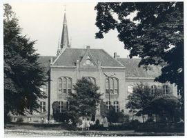 Allevorwerk, Kreis Wehlau Allenstein, Gymnasium mit Turm der Herz-Jesu-Kirche im Hintergrund II Allenstein, Schulen