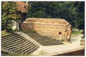 Allenstein, Stadtkreis Allenstein Allenstein, Freilichtbühne mit Rest der Burgmauer Алленштайн, открытая сцена с остатком крепостной стены