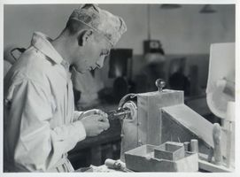 Palmnicken, Kreis Samland Palmnicken, Bernsteinbearbeitung an der Bohrmaschine Ostpreußen, Bernsteingewinnung und -verarbeitung