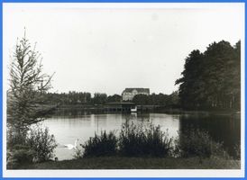 Rastenburg, Stadt, Kreis Rastenburg Rastenburg, Oberteich mit dem  Bootshaus/Schlittschuhhaus  und einem Entenhaus II Растенбург, Верхний пруд с «лодочной станцией/катком» и домиком для уток, II