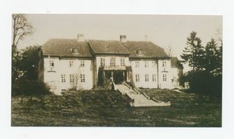 Metgethen, Gut und Ziegelei, Stadtkreis Königsberg Trankwitzer Weg Metgethen, Gut,Trankwitzer Weg, Gartenansicht des Herrenhauses ohne See Метгетен, имение, Транквицер-вег, вид господского дома со стороны сада, без озера