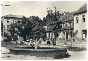 Nikolaiken Kr. Sensburg, Kreis Sensburg Nikolaiken Kr. Sensburg, Marktplatz, Stinthengst-Springbrunnen IV Николаикен, р-н Зенсбург, рыночная площадь, фонтан «Стинтхенгст», IV