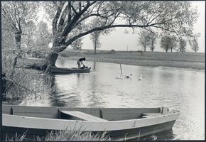 Milucken Kr. Lyck, Kreis Lyck Milucken Kr. Lyck,  Wäscherin  am Fluss 