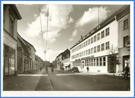 Gumbinnen, Stadt, Kreis Gumbinnen Hermann-Göring-Straße (fr. Sodeiker Straße) Gumbinnen, Hermann-Göring-Straße mit Sparkasse Гумбиннен, Герман-Герингштрассе со сберегательной кассой