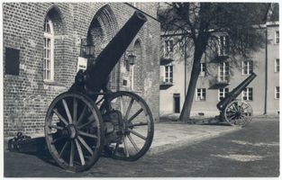 Mohrungen, Stadt, Kreis Mohrungen Mohrungen, Markt, Kanonen vor dem Rathaus Mohrungen, Rathaus