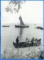 Nidden, Kreis Memel Nidden, Spielende Kinder im Boot, dahinter Kurenkahn Нидден, играющие дети в лодке, за ними курешная лодка